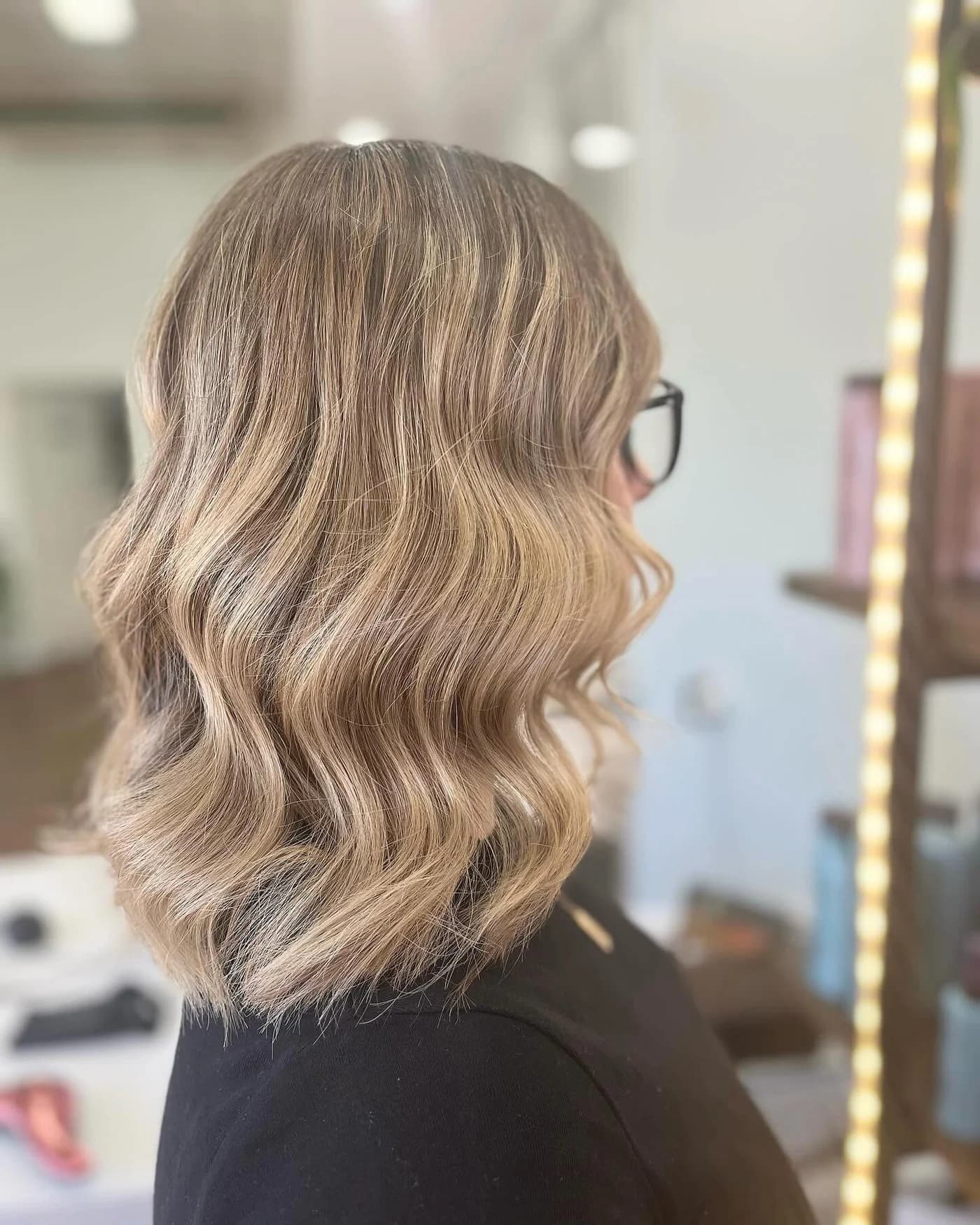 Shoulder-length bronde hair with softly blended highlights and waves